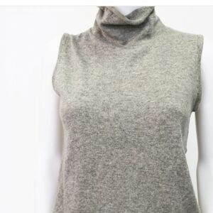 Sleeveless turtleneck sweater- light gray